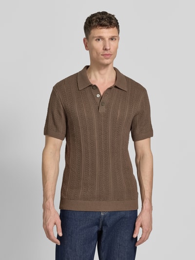 Männermodel trägt Slim Fit Poloshirt mit Knopfleiste von Jack & Jones Premium, Baumwoll-Mix, braun, Polokragen, Ganzkörperansicht von vorne. Rückenlänge bei Größe M: 72 cm.