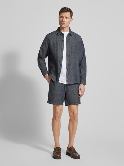 Męski model nosi Regular Fit Hemdjacke aus Leinen-Baumwoll-Mix Modell 'STILLWATER' von Barbour, tkanina stylizowana na denim, krój regular fit, wykładany kołnierz, listwa guzikowa, pas na plecach, długi rękaw z mankietami, brustasza, wpuszczane kieszenie, mieszanka lnu i bawełny, całkowity widok z przodu.