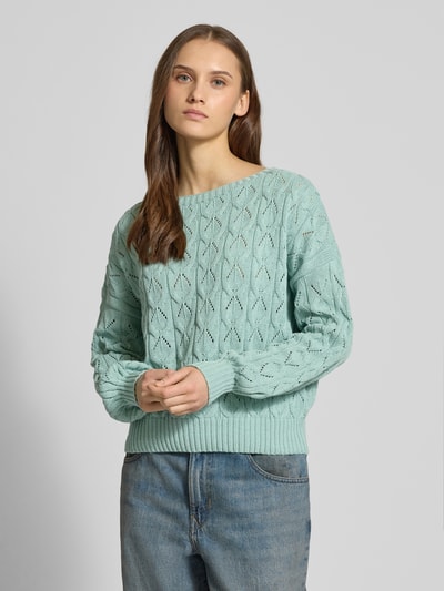 Frauenmodel trägt Relaxed Fit Pullover aus Baumwoll-Mix Modell 'BRYNN' von ONLY, Optik: Unifarben, Strick, Nahaufnahme Oberkörper.