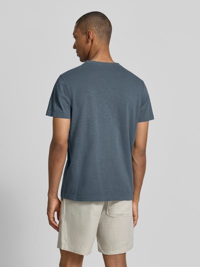 Männermodel trägt Regular Fit T-Shirt mit V-Ausschnitt von Lerros aus Reine Baumwolle mit Brusttasche und Logo-Stitching, Ganzkörperansicht Rückansicht.