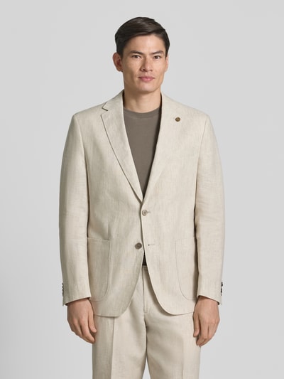 Männermodel trägt Regular Fit Sakko aus zuiver linnen met reverskraag van Christian Berg Men in beige met borstzak, opgestikte zakken, 2-knoopsluiting; ruglengte 75 cm, schouderbreedte 47 cm, mouwlengte 63 cm, ganzkörperansicht van voren.