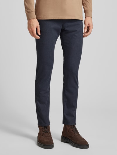 Männermodel trägt Slim Fit Stoffhose mit Baumwoll-Anteil Modell 'DELAWARE5' von BOSS, Optik:Allover-Muster, 5-Pocket-Design, Ganzkörperansicht von vorne.