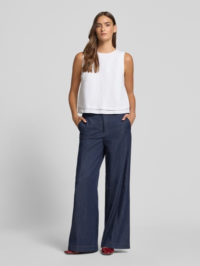 Frauenmodel trägt Wide Leg Jeans mit Bindegürtel Modell 'WENDY' von MAC aus Baumwoll-Elasthan-Mix in Dunkelblau, Ganzkörperansicht von vorne. Bundweite bei Größe 36/32: 43 cm, Innenbeinlänge: 82 cm, Damen Jeans.