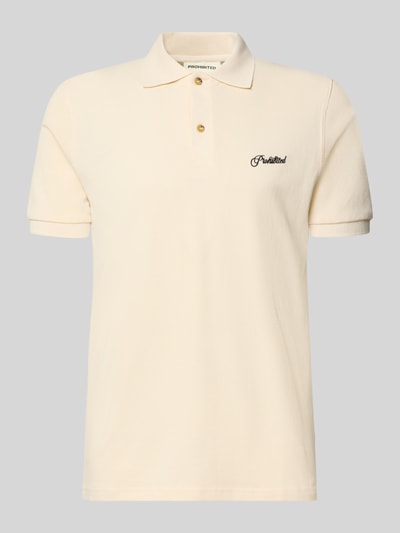 Produktfoto, Slim Fit Poloshirt mit Label-Stitching Modell 'Hampton' von PROHIBITED aus reiner Baumwolle in Beige, Knopfleiste, für Herren.
