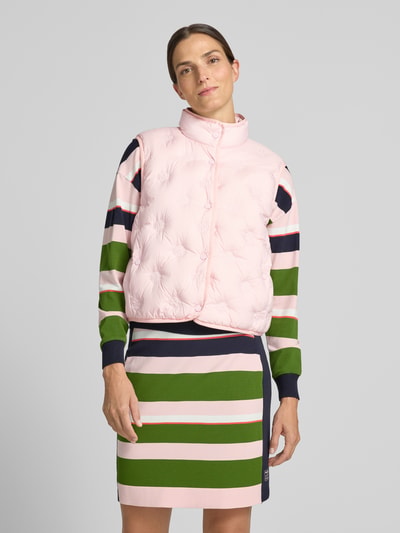 Vrouwenmodel draagt Regular Fit bodywarmer in stiksels van Marc Cain, opstaande kraag, bloemen stitching, knoopsluiting, lichtroze, Ganzkörperansicht von vorne