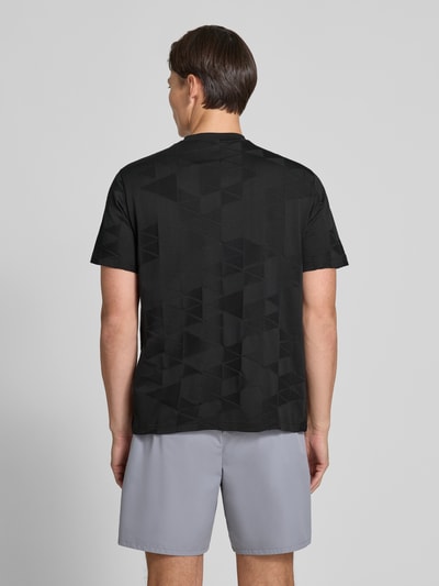 Männermodel trägt schwarzes Regular Fit T-Shirt aus reiner Baumwolle Modell 'TS_NETWORK JQ' von BOSS für BOSS Green, Ganzkörperansicht Rückansicht.