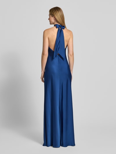 Frauenmodel trägt Abendkleid mit Neckholder zum Binden von Mascara aus blauem Satin mit Rückenausschnitt, Maxilänge, Nahtreißverschluss, Körpernahe Passform, Ganzkörperansicht Rückansicht.