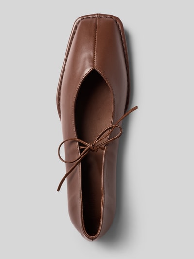 Productfoto, ballerina's van gecoat leer met vetersluiting Model 'Sway' van ALOHAS, vierkante vorm, licht gestructureerde zool, maat 40