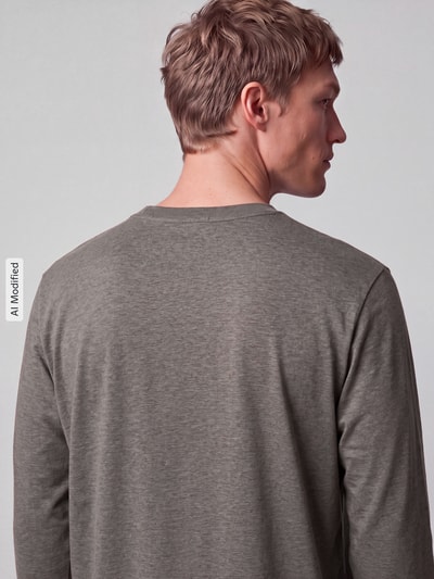 Männermodel trägt Regular fit shirt met lange mouwen van katoenmix model 'Tee Long' van BOSS Green, grijs, detailopname, KI-modificeerd beeld