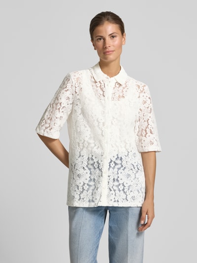 Frauenmodel trägt Regular Fit Bluse aus Baumwoll-Mix Modell 'HONEY' von Vero Moda, Optik: Unifarben, Allover-Muster, V-Ausschnitt, Hemdkragen, Knopfleiste, Langarm, Material: Baumwoll-Mix, weiße Spitze, Ganzkörperansicht von vorne.