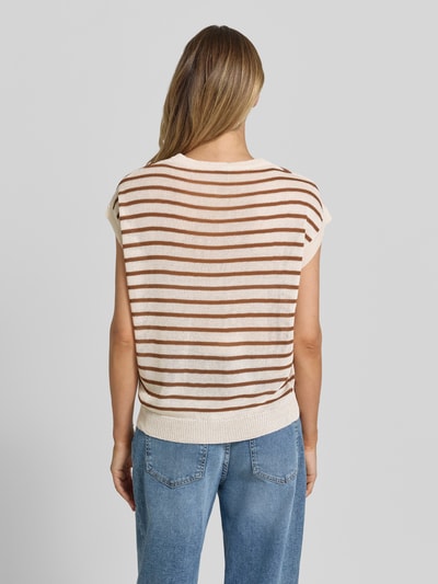 Frauenmodel trägt Strickshirt mit Rundhalsausschnitt Modell 'LUANNA' von Soyaconcept im Allover-Look, Material-Mix mit Leinen-Anteil, Regular-Fit, gestreift in Beige und Braun, sichtbare Textur, Rückenlänge bei Größe S: 60 cm, Ärmellänge bei Größe S: 4 cm, Ganzkörperansicht Rückansicht.