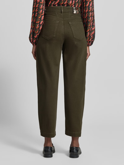Vrouwenmodel draagt Relaxed Fit Jeans uit katoenmix van Marc Cain, glanzend, steekzakken, high waist, maat 36, binnenbeenlengte 71 cm, Ganzkörperansicht Rückansicht.