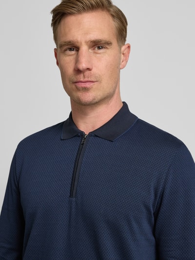 Męski model nosi Regular Fit Poloshirt aus reiner Baumwolle Modell 'PEDUZZI 06' od BOSS, granatowy, wzór allover, bawełna merceryzowana, zbliżenie na górną część ciała.