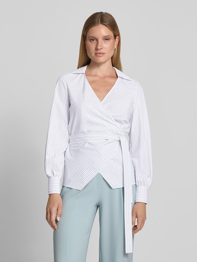 Vrouwenmodel draagt taillierte langarmblouse uit pure katoen model 'BEKANIA1' van BOSS, dames langarmblouse, wit met blauwe strepen, vooraanzicht bovenlichaam