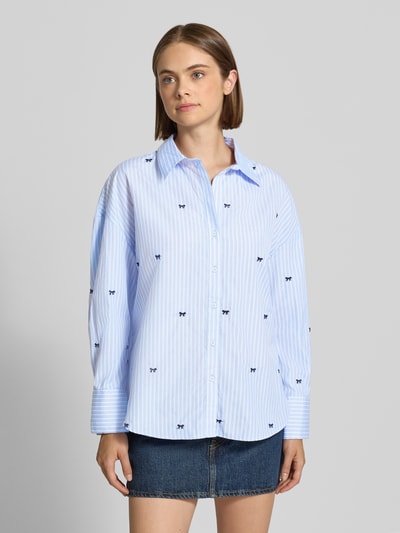 Frauenmodel trägt Regular Fit Hemdbluse mit Allover-Muster Modell 'OREGON' von ONLY, zarte Hellblau-Weiß-Töne, Ganzkörperansicht von vorne, Damen Hemdbluse von ONLY.