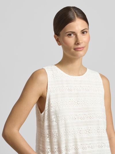 Frauenmodel trägt Blusentop aus Spitze mit Rundhalsausschnitt von comma im Baumwoll-Mix, cremeweiß, Regular Fit, Nahaufnahme Oberkörper.