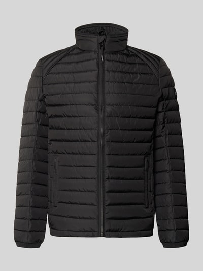Produktfoto, schwarze Regular Fit Jacke in Stepp-Optik Modell 'OLYMPUS' von NAUTGÅRD mit Stehkragen und Reißverschluss, glatte Textur.