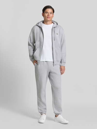 Mannenmodel draagt Regular fit sweatjack van katoenmix van Lacoste, lichtgrijs, rechte lijnen, zachte textuur, Heren sweatjack, fullbody vooraanzicht.