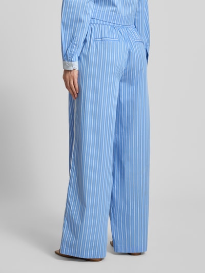Frauenmodel trägt Wide Leg Pants mit Bindegürtel Modell 'Dana' von GUIDO MARIA KRETSCHMER WOMAN, hellblau-weiß gestreift, ausgestellt, Baumwoll-Mix, Ganzkörperansicht Rückansicht.
