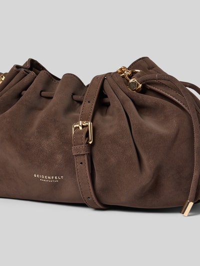 Produktfoto, Shoulder Bag aus Leder-Optik Modell 'Rena' von Seidenfelt, brauner Farbton, strukturierte Oberfläche, goldfarbene Details, Hauptfach mit Reißverschluss, schmaler Schulterriemen, Maße 30x20x10 cm, Riemenlänge 115 cm