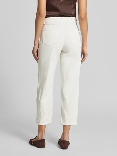 Frauenmodel trägt Straight Fit Hose in verkürzter Passform Modell 'Melly' von OPUS PANTS, cremige Farbe, Baumwoll-Mix, 5-Pocket-Design, Knopf-Reißverschluss, Ganzkörperansicht Rückansicht.
