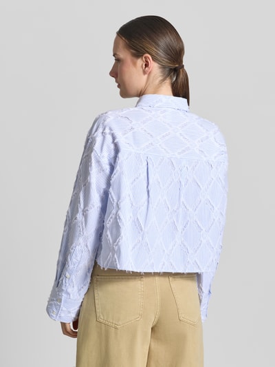 Vrouwenmodel draagt Cropped Hemdbluse aus Baumwoll-Mix Modell 'Leo' van YAS met structuurpatroon en overhemdkraag, ruglengte maat 36: 48 cm, mouwlengte: 54 cm, kort ontwerp, langemouwen, katoenmix, Ganzkörperansicht Rückansicht.