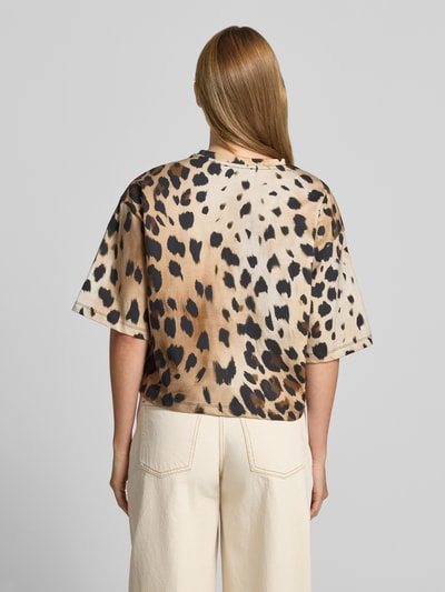 Vrouwenmodel draagt Cropped Boxy Fit T-shirt met Stitching van Smith and Soul, puur katoen, boxy fit, korte all-over look, ronde hals, ruglengte maat S 50 cm, all-over vlekkenprint, grovere textuur, overwegend beige en bruin, Ganzkörperansicht Rückansicht.