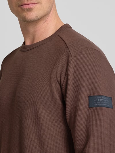 Männermodel trägt Regular Fit Langarmshirt aus Baumwoll-Mix von Tom Tailor, Optik: Unifarben, Waffel-Struktur, Nahaufnahme Oberkörper.