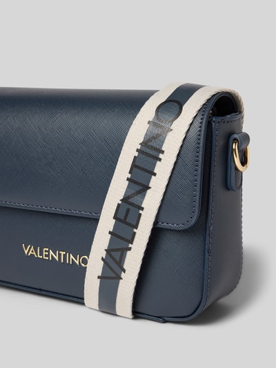 VALENTINO BAGS Torebka na długim pasku z detalem z logo Granatowy 2