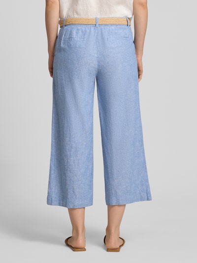 Frauenmodel trägt Culotte aus Leinen-Mix mit Gürtel von Christian Berg Woman, hellblau, Leinen-Baumwoll-Anteil, Gesäßleistentaschen, Ganzkörperansicht Rückansicht.