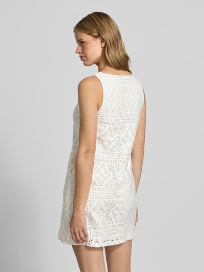 Frauenmodel trägt körpernahes Freizeitkleid aus Baumwoll-Mix Modell 'BONNIE' von Pieces in Unifarbe Weiß mit Strukturmuster, Mini-Länge, breite Träger, U-Boot-Ausschnitt, Ganzkörperansicht Rückansicht.