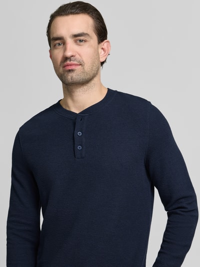 Męski model nosi Regular Fit Longsleeve mit Knopfleiste von MCNEAL, granatowy, strukturalny wzór, bawełna elastyczna, krój regular fit, długość tyłu w rozmiarze M: 72 cm, zbliżenie na górną część ciała.