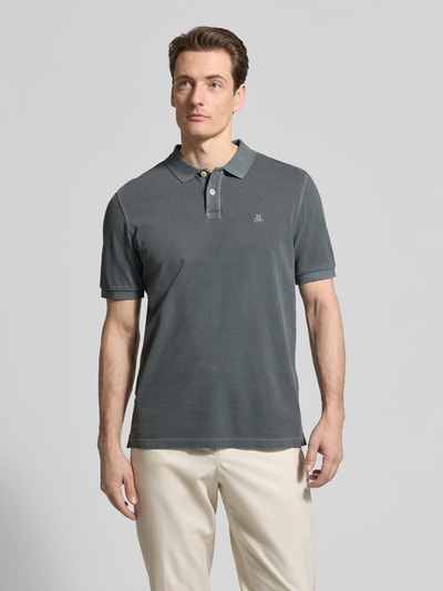 Männermodel trägt Regular Fit Poloshirt aus reiner Baumwolle von Marc O'Polo, Optik: Unifarben, Piqué, Logo-Stitching, Ganzkörperansicht von vorne.