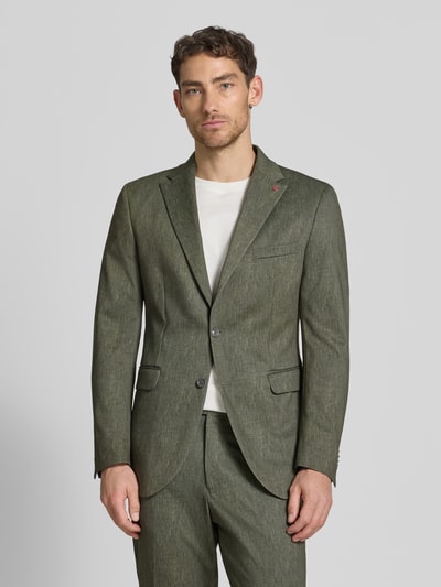 Męski model nosi Regular Fit Sakko mit Viskose-Anteil Modell 'Calvin' od CG - Club of Gents, zielony materiał o widocznej teksturze, krój regular fit, kieszeń na piersi, patki, detal z logo, dwurzędowe zapięcie na dwa guziki, całościowy widok z przodu