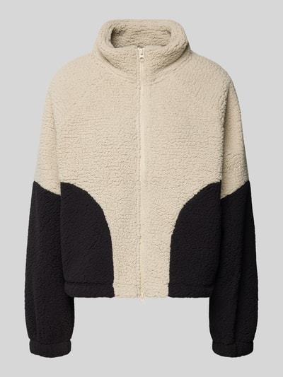 Produktfoto, Fleecejacke mit Zweiwege-Reißverschluss Modell 'CUDDLE' von Noisy May in Beige und Schwarz, Relaxed-Fit, Stehkragen, strukturierte Oberfläche, Damen, Rückenlänge 55 cm, Schulterbreite 50 cm, Brustweite 61 cm, Ärmellänge 60 cm.