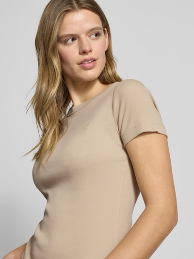 Frauenmodel trägt Slim Fit T-Shirt mit Logo-Stitching von G-Star Raw in Beige, Rib-Optik, elastischer Baumwoll-Mix, Nahaufnahme Oberkörper.