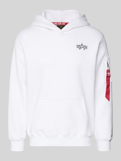 Produktfoto, Hoodie mit Label-Details von Alpha Industries, weiß, Baumwoll-Mix, Lockerer-Schnitt, Kapuze, Reißverschlusstasche am Ärmel, Känguru-Tasche, gerippte Abschlüsse