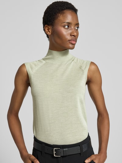 Frauenmodel trägt Regular Fit Pullunder aus reiner Schurwolle Modell 'Fipini' von BOSS in hellem Grün, glatte Textur, Nahaufnahme Oberkörper, Damen Pullunder von BOSS.