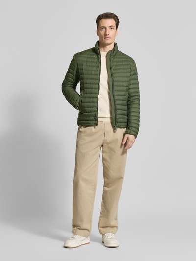 Männermodel trägt grüne Steppjacke mit Zweiwege-Reißverschluss von Colmar Originals, Regular Fit, Eingrifftaschen, Ganzkörperansicht von vorne. Rückenlänge 65 cm, Schulterbreite 47 cm, Brustweite 43 cm, Ärmellänge 67 cm bei Größe 50.