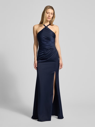 Frauenmodel trägt Slim Fit Abendkleid mit Raffungen von Luxuar in Dunkelblau, Halterneck, Rückenausschnitt, Ganzkörperansicht von vorne.