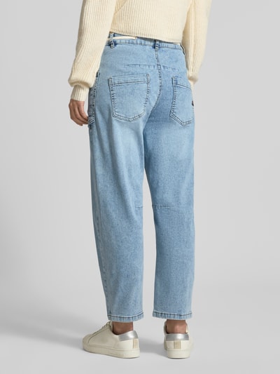 Frauenmodel trägt hellblaue Barrel Fit Jeans mit Viskose-Anteil Modell 'Barrel' von Buena Vista, aufgesetzte Taschen, Baumwoll-Mix, Ganzkörperansicht Rückansicht.