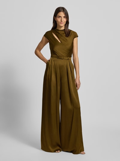 Frauenmodel trägt Regular Fit Jumpsuit mit Gürtel von Max Mara Studio in glänzendem, olivgrünem Satin, unifarben, Ganzkörperansicht von vorne.