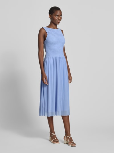 Frauenmodel trägt Midikleid aus Mesh mit Smok-Details von Christian Berg Woman Selection in Hellblau, gerader Schnitt, Ganzkörperansicht von vorne.