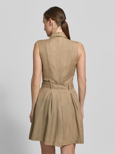Männermodel trägt tailliertes Freizeitkleid aus Leinen-Viskose-Mix Modell 'KALEISI' von HUGO, efekt: jednolity kolor, długość midi, ozdobne guziki, szlufki na pasek, wiązany pasek, wpuszczane kieszenie, cieniowana przędza, mieszanka lnu i wiskozy, całkowity widok z tyłu.