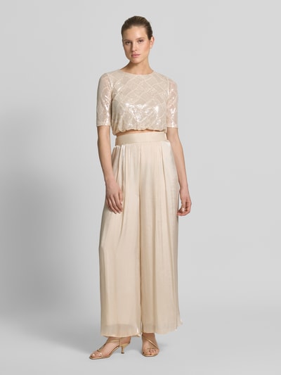 Frauenmodel trägt Wide Leg Hose aus fließendem Stoff mit elastischem Bund von Rinascimento, schimmernd, Cremefarbe, Ganzkörperansicht von vorne.