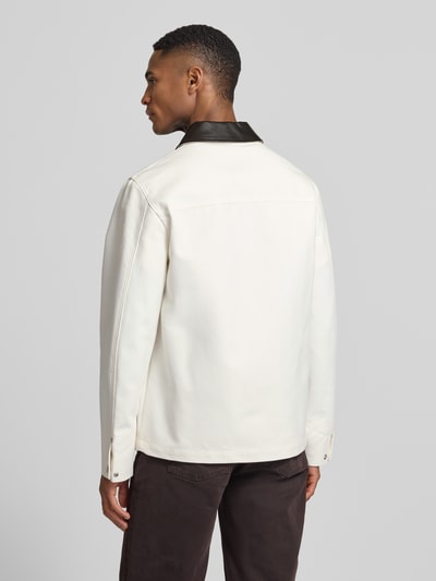 Męski model nosi Regular Fit Jacke mit aufgesetzten Taschen Modell 'KALENO' od Drykorn, czysta bawełna, kołnierz wykładany, biały kolor, zamek błyskawiczny, tył długość 71 cm w rozmiarze M, szerokość ramion 44 cm, szerokość klatki piersiowej 57 cm, długość rękawa 66 cm, widok całej sylwetki z tyłu.