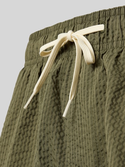 Produktfoto, Badehose mit Baumwoll-Anteil Modell 'COOPER' von SELECTED HOMME in Olivgrün, Optik: Allover-Muster, Elastisch mit Tunnelzug, Eingrifftaschen und Gesäßtasche, strukturierte Oberfläche