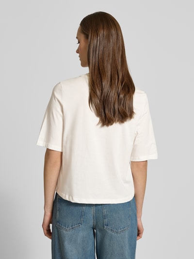 Frauenmodel trägt Relaxed Fit T-Shirt aus reiner Baumwolle Modell 'CARTY' von ONLY, Optik: Unifarben, Jersey, Ganzkörperansicht Rückansicht.