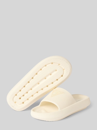 Produktfoto, Sandalette mit Label-Applikation Modell 'RUBBER SLIPPERS' von Guess, kremowy kolor, zaokrąglony nosek, tekstura gumowa, wsuwany fason, wysokość obcasa przy rozmiarze 39/40: 4 cm