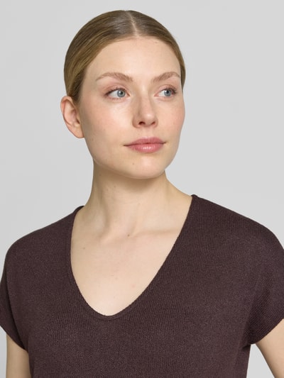 Kobiece modelka nosi damski t-shirt z mieszanki wiskozy z dekoltem w serek model 'SIRUKUS' od OPUS, kolor ciemny, krój relaxed fit, długość tyłu w rozmiarze 36: 50 cm, zbliżenie górnej części ciała.